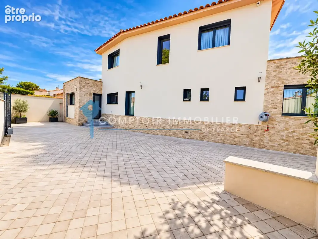 Marignane   Magnifique maison moderne et entièrement rénovée   244 m2 habitables sur 502 m2 de terrain - photo 2