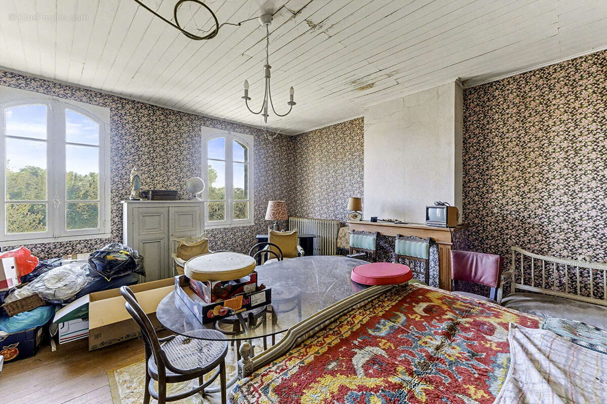 Maison familiale avec dépendances et grand terrain - Labastide-Saint-Pierre (82370) - photo 8