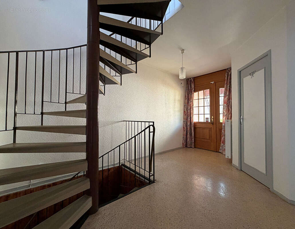 Maison 5 pièces - 110m² avec jardin à rénover - photo 3