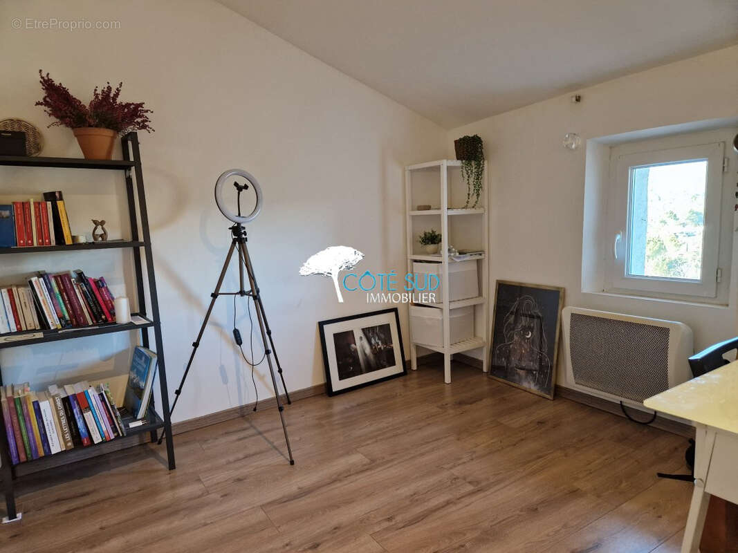 Maison 4 pièces, 3 chambres, entièrement rénovée, en plein coeur de village... - photo 2
