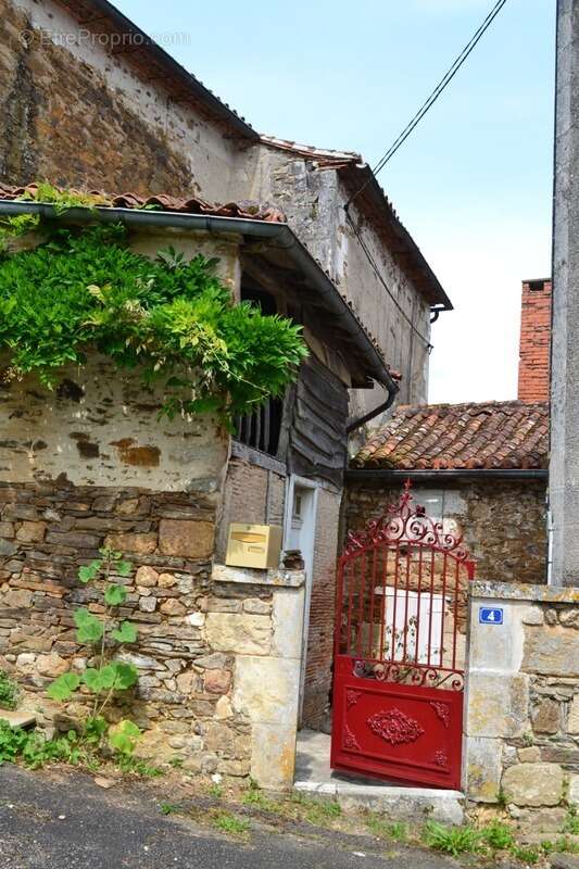 Maison de village 185 m2 avec jardin CHERVES CHATELARS (16) 154 500€ FAI - photo 27
