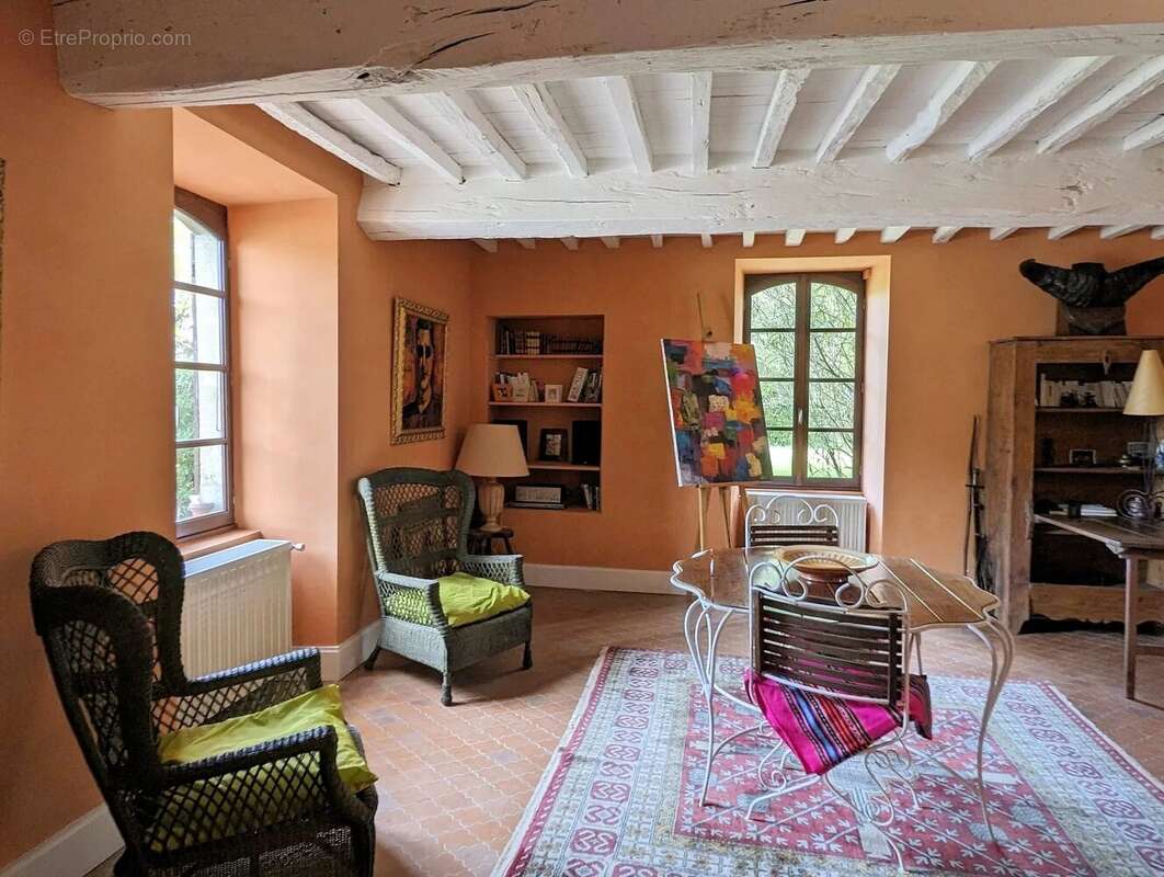Maison de caractère avec 4 chambres sur 'environ 7318 m². - photo 8