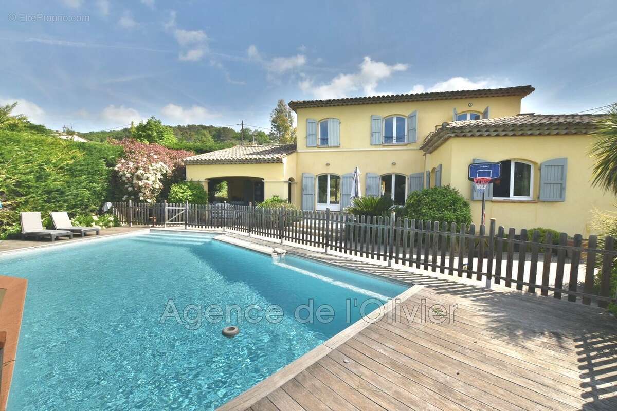 Maison à CHATEAUNEUF-GRASSE