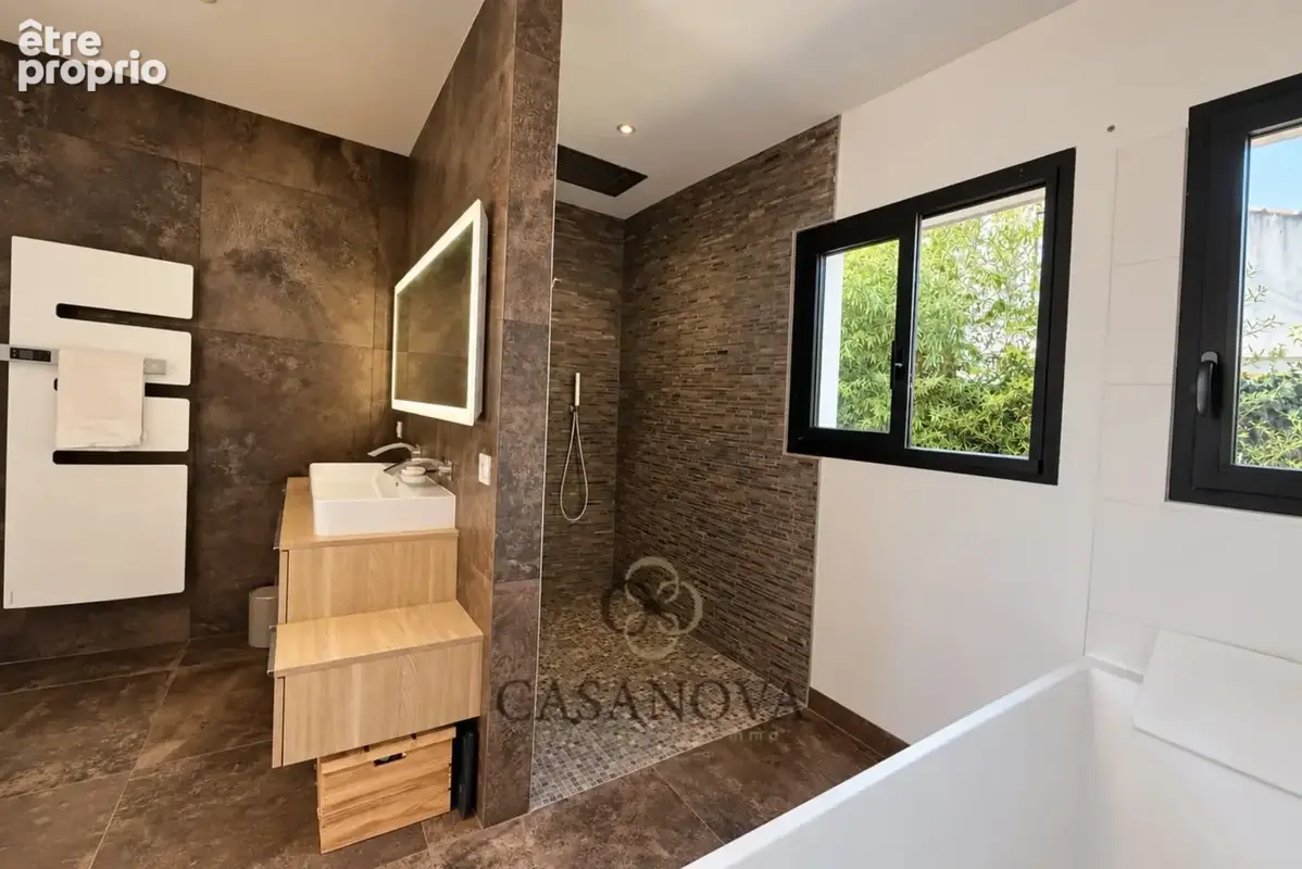 Villa contemporaine avec suite parentale sur piscine, dépendance et jardin paysager à Mireval - photo 19