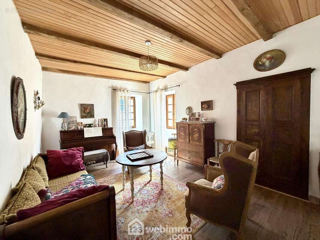 Séjour de 20 m2 et 2m80 de hauteur de plafond - Maison à SILVARECCIO