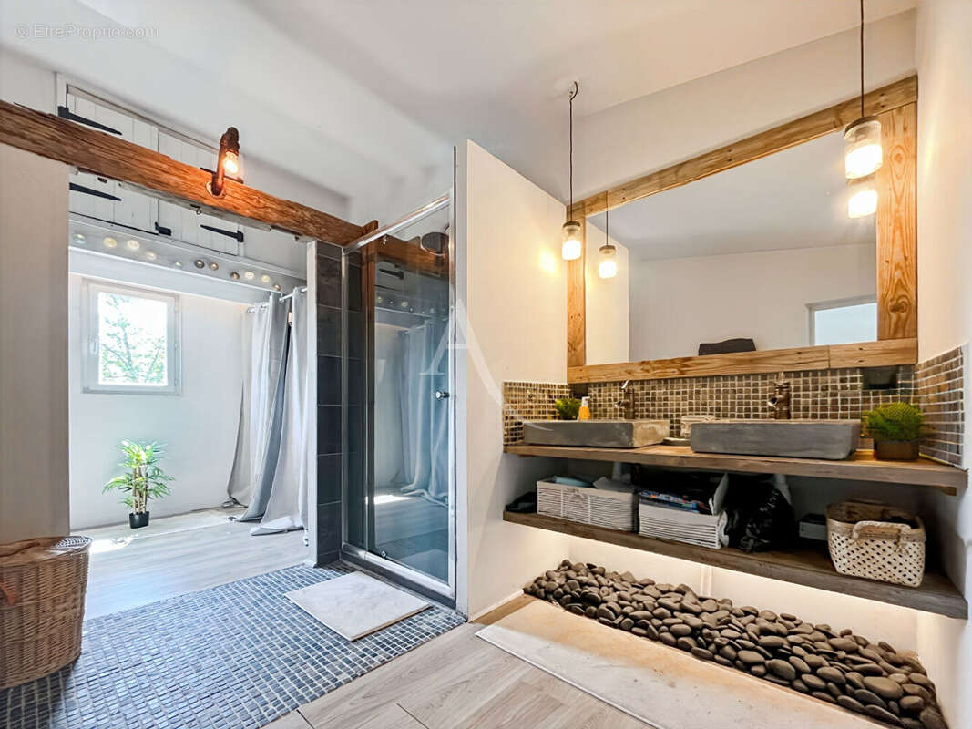 A VENDRE - Maison familiale avec piscine dans quartier calme - photo 13