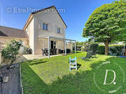 A l'arrière, terrasse avec jardin. - Maison à GASNY