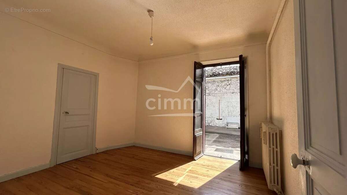 Maison à LARAGNE-MONTEGLIN