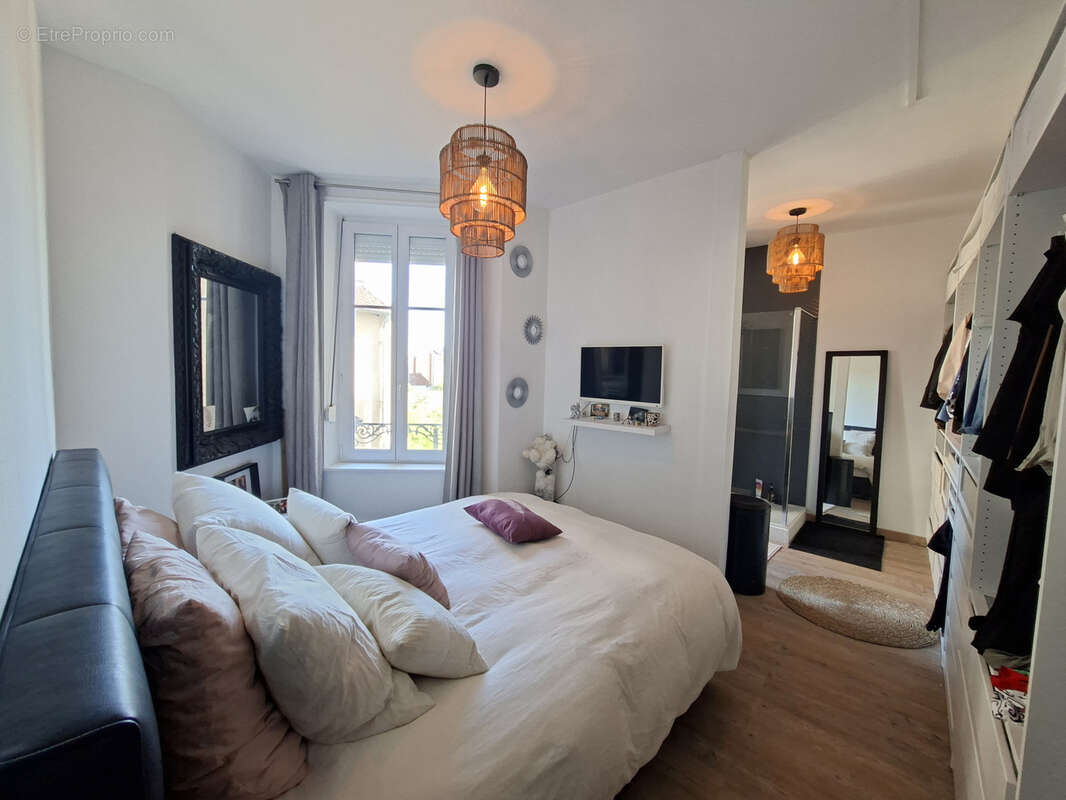 Nancy , appartement de charme 95 m2 , 2 chambres , 2 salles de bain, belle pièce de vie - photo 5