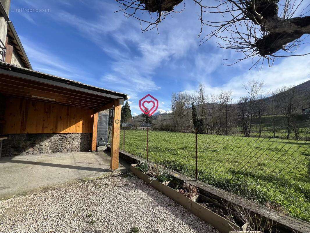 Maison de village avec local commercial et hangar - photo 3