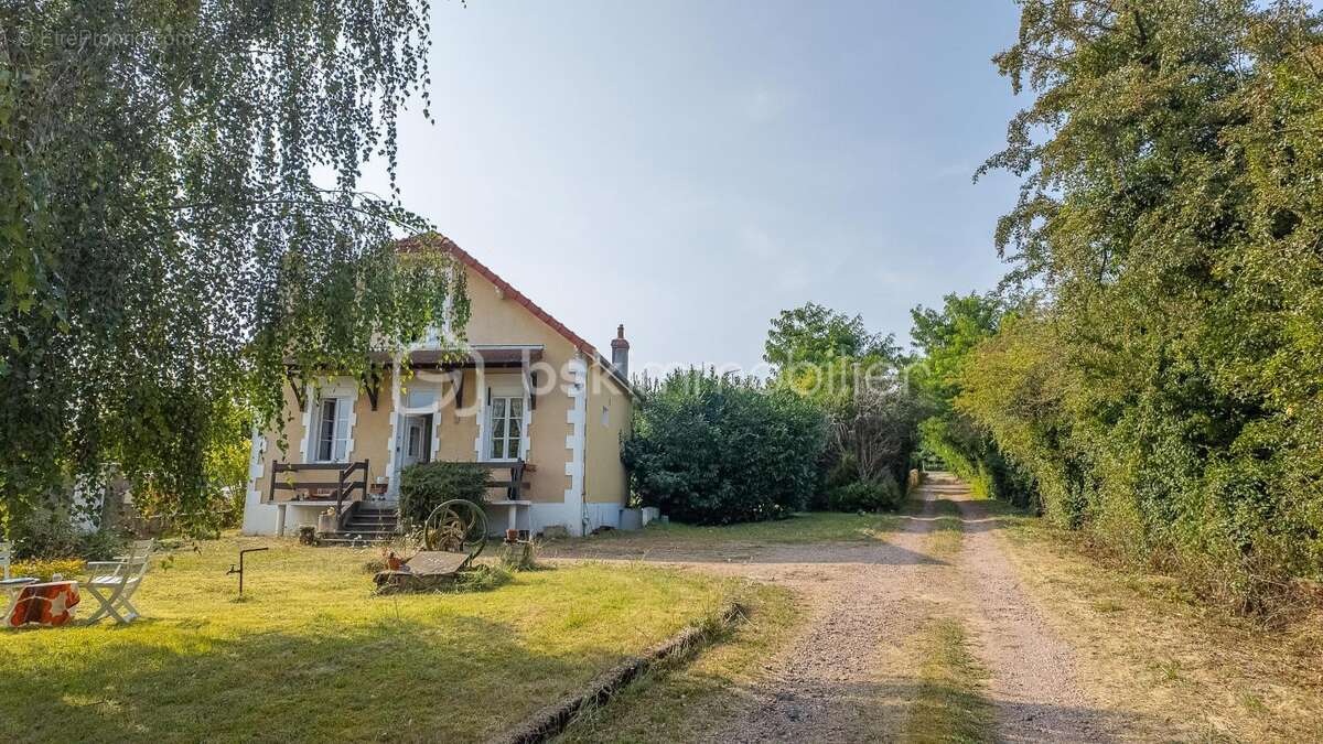 Charmante maison de caractère avec son agréable terrain, sa grande cave (et chaufferie) dans un quartier prisé et recherché de l - photo 4