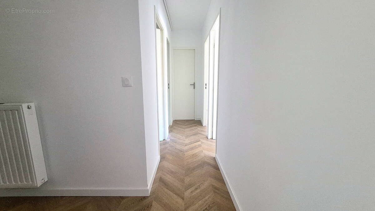 T4 - centre ville venelles - parking - ascenseur - cave - photo 5