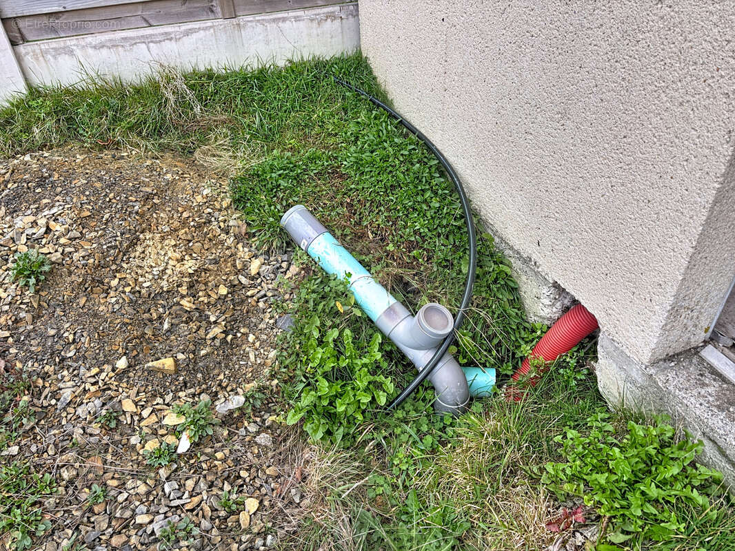 Parking à COUDEVILLE-SUR-MER
