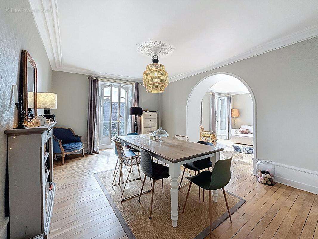 Appartement d'exception de 155 m² dans un ancien hôtel particulier. VANNES HYPER CENTRE - photo 4
