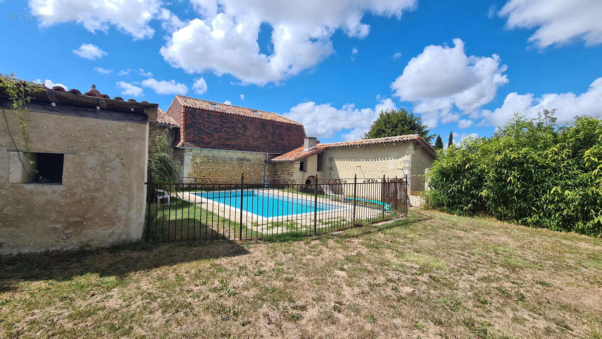 Jolie maison de village. 4 chambres, jardin clos, piscine. Proche Aubeterre. - photo 9