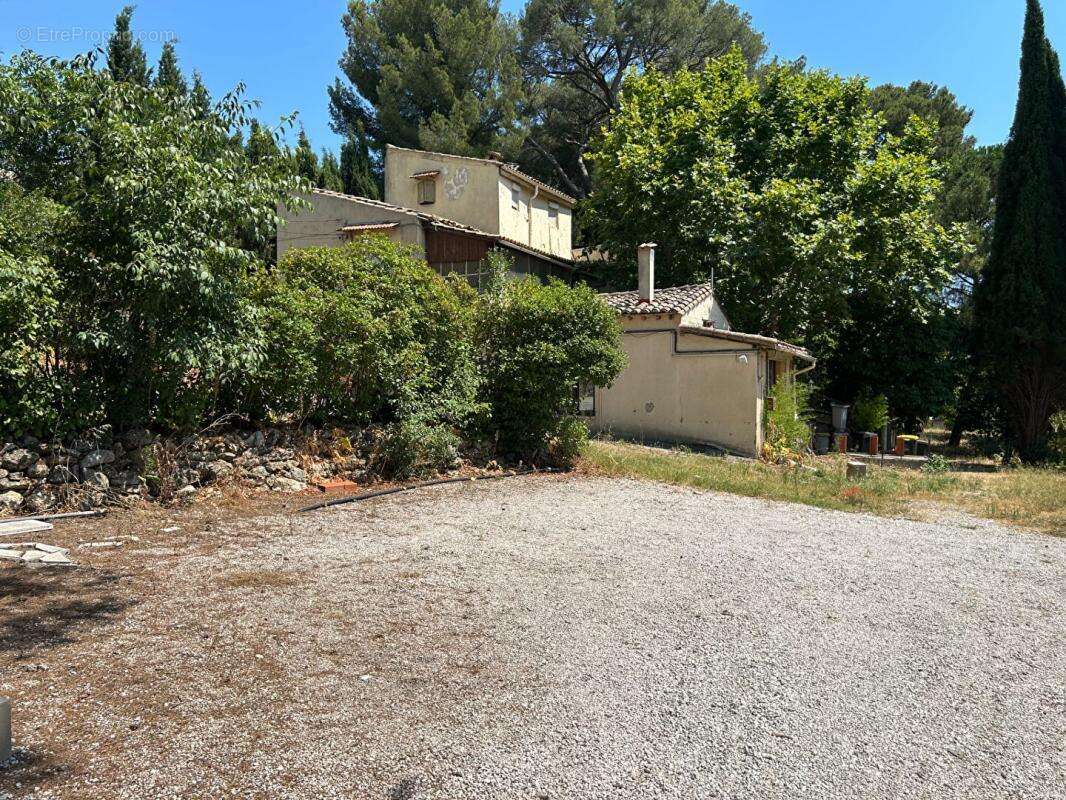 Maison T5 de 190 m² A RENOVER SUR 1640 m² de terrain - photo 2