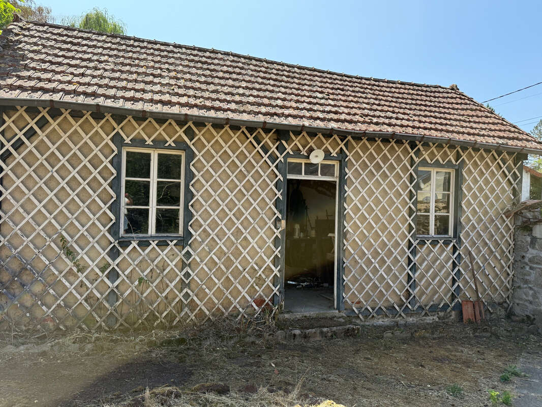 Auv 1227 : Maison de bourg à rénover, jardin, garages et grange - photo 23