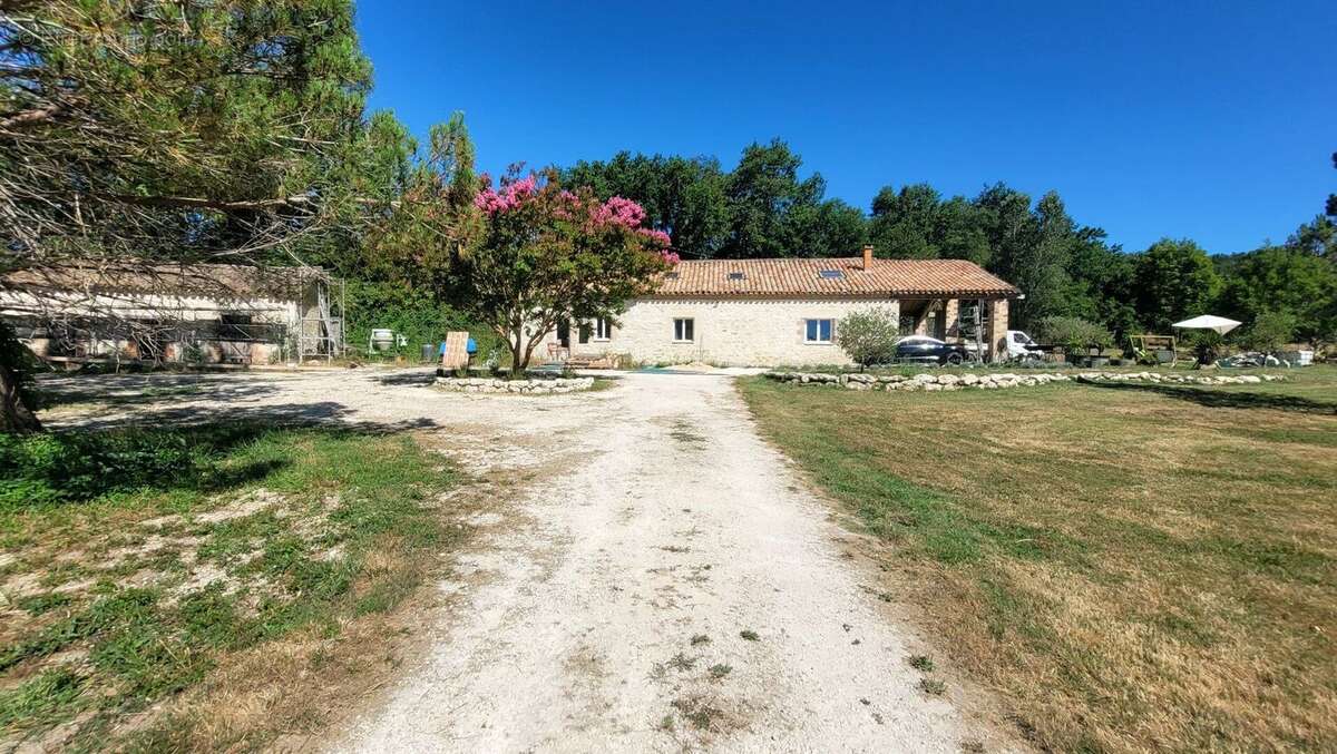 Belle maison en pierre rénovée - 163 m² habitables avec piscine et dépendances - photo 4