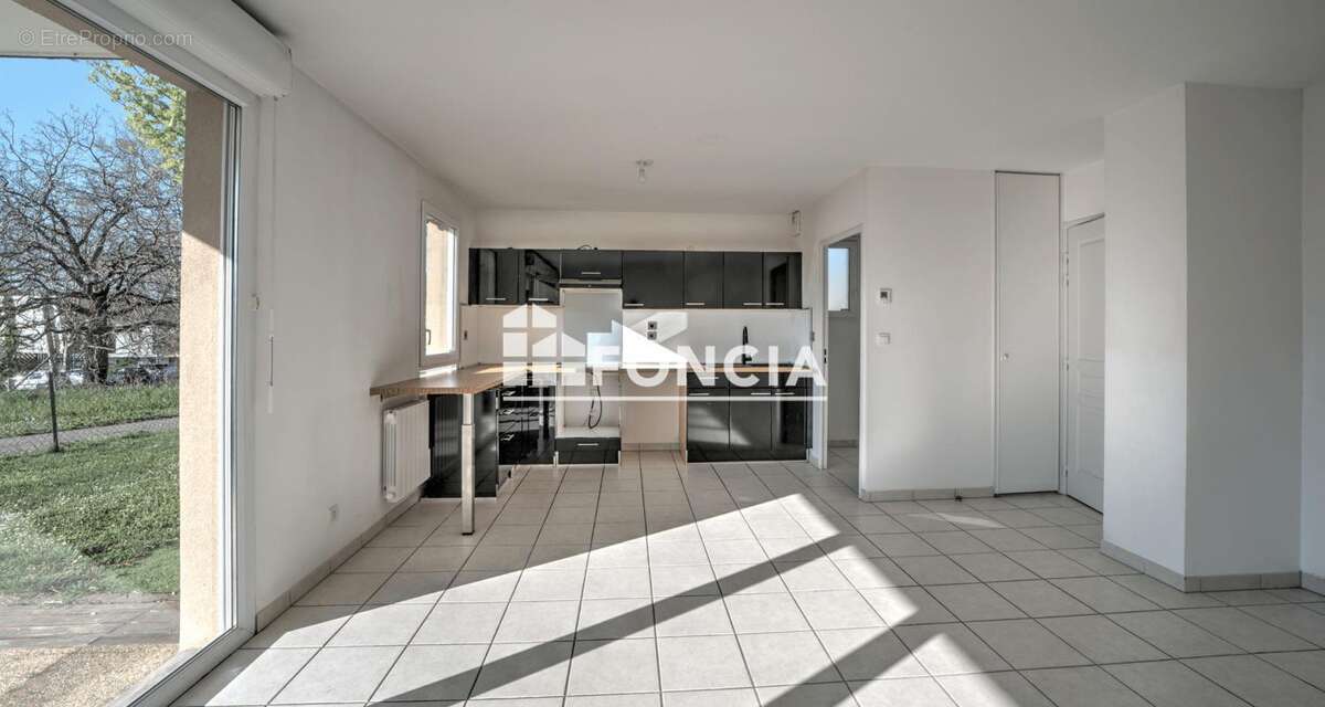 Appartement à PERON