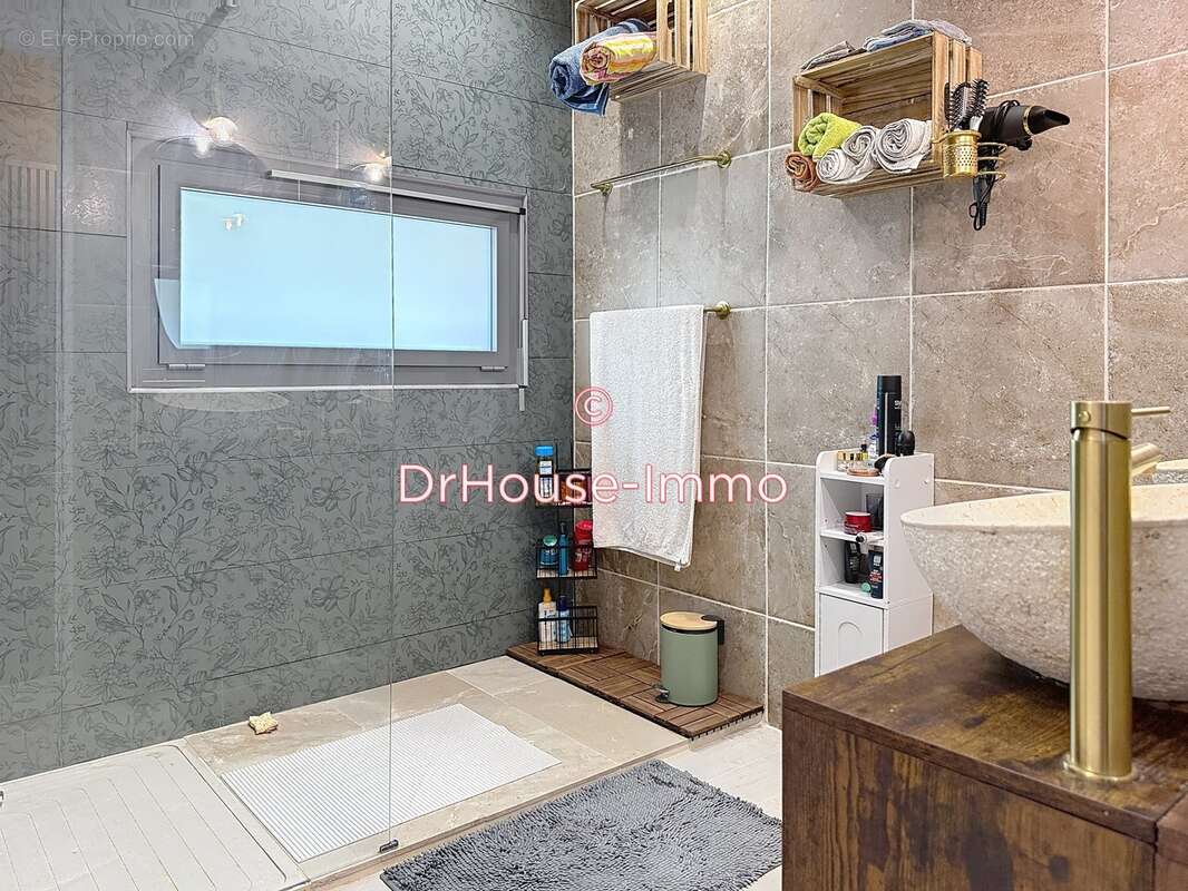 Maison à NOTRE-DAME-DE-SANILHAC