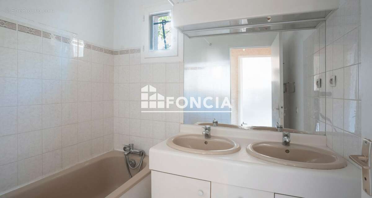 Appartement à LE MESNIL-SAINT-DENIS