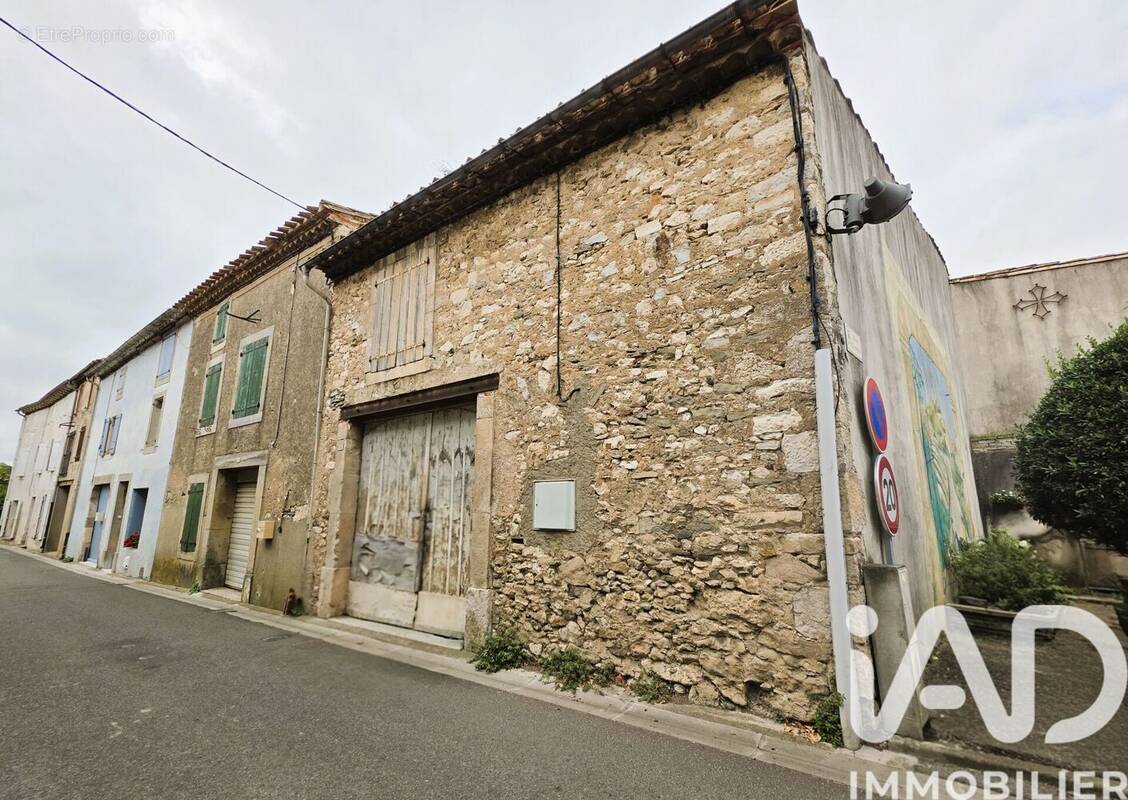Photo 1 - Parking à VILLENEUVE-MINERVOIS