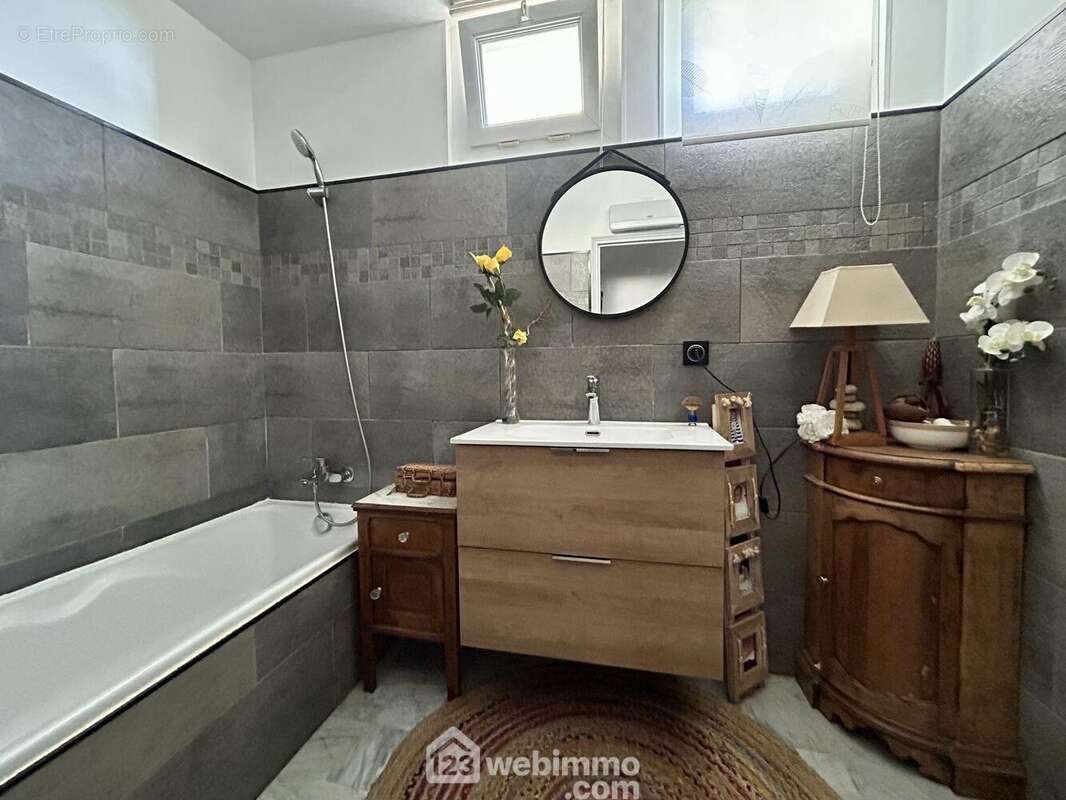 Salle de bains rénovée (wc indépendant) - Appartement à BASTIA