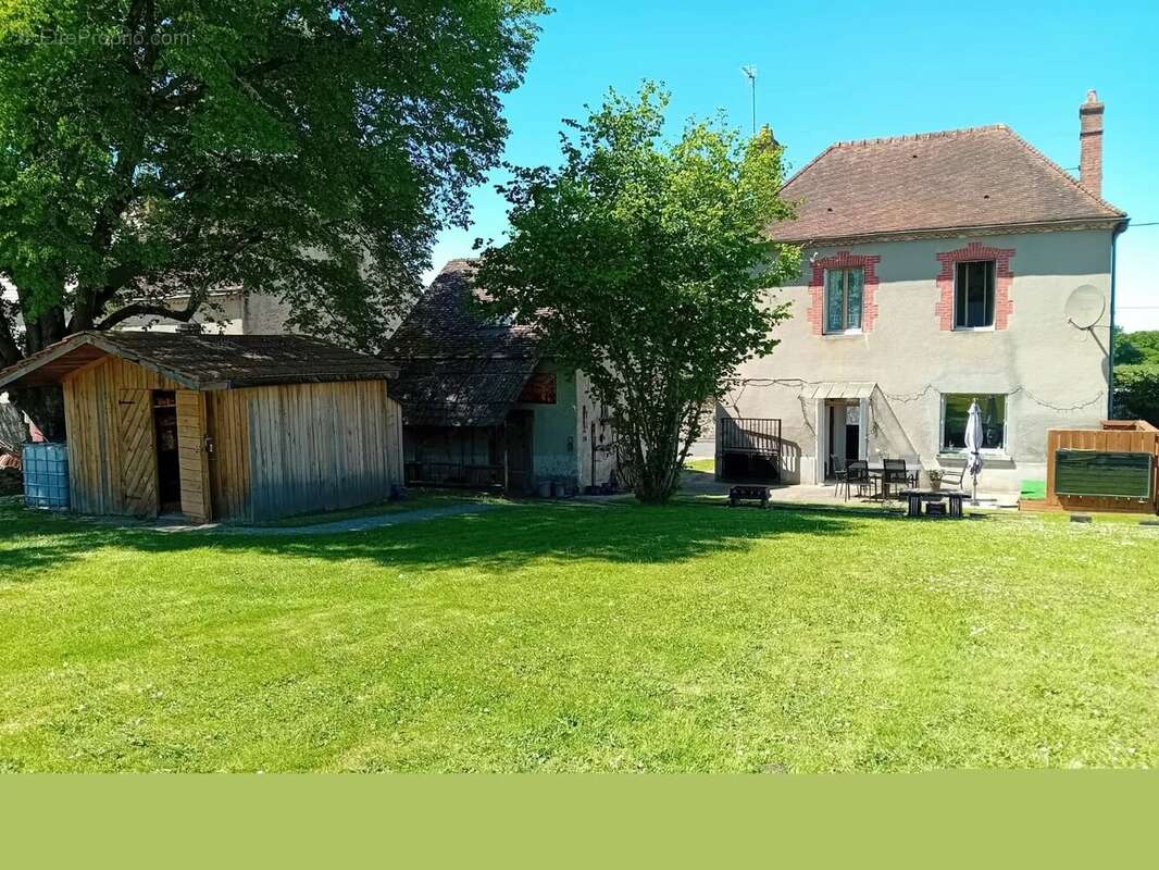 Maison à LUSSAC-LES-EGLISES