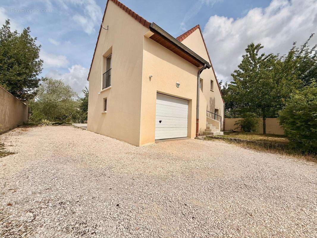 Maison familiale de 195 m² avec T2 indépendant – Calme et potentiel locatif - photo 5