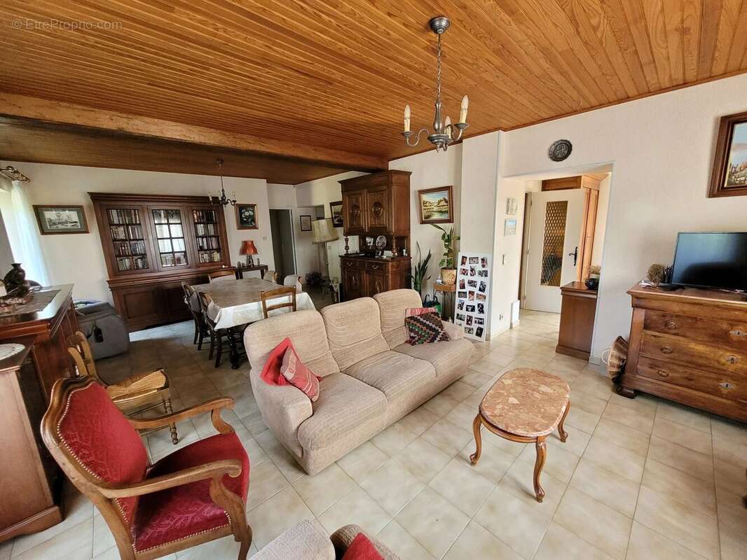 Maison à SAINT-JULIEN-LES-ROSIERS