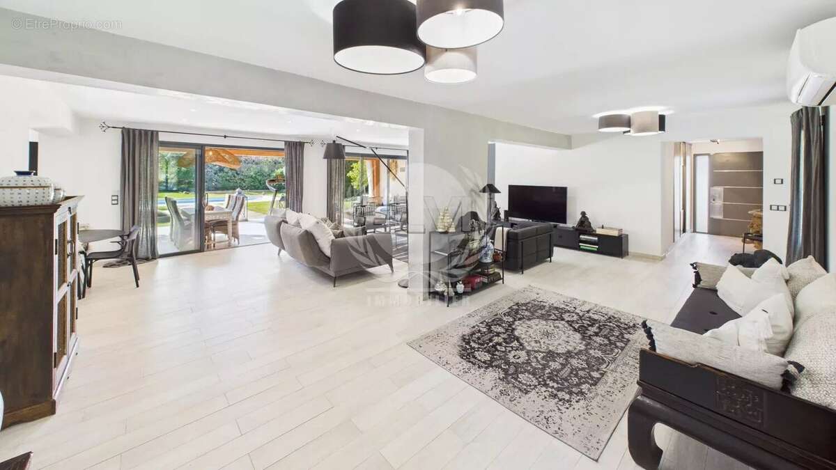 Maison à PLAN-DE-LA-TOUR