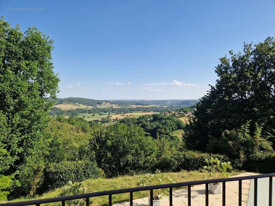 Perigordine avec piscine et magnifique vue sur la Vallée. - photo 2