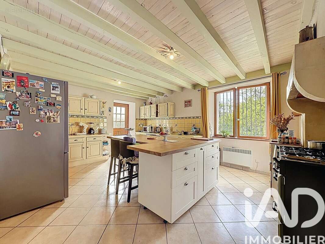 Maison 230 m² à Ozillac  - photo 2
