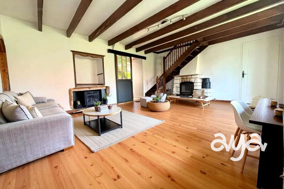 Maison à SAINT-ETIENNE-DE-MONTLUC