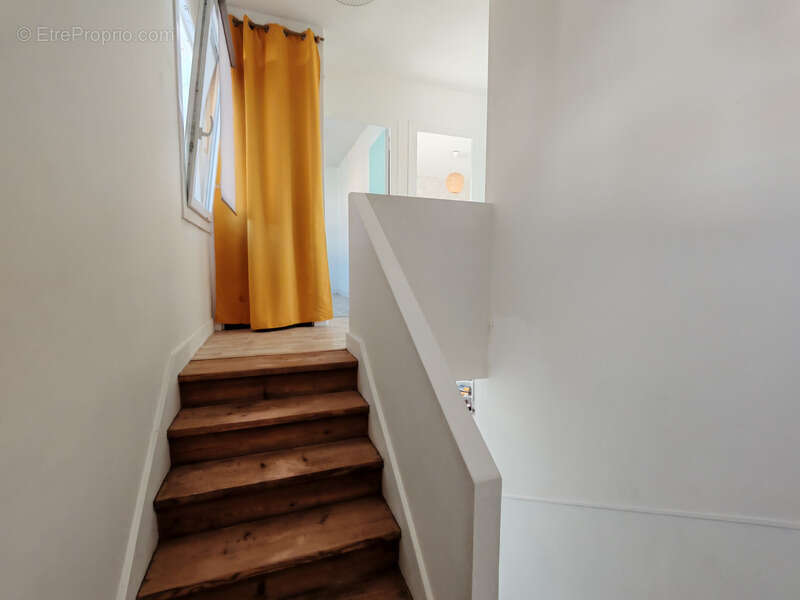 Maison à SAINT-MEDARD-DE-GUIZIERES