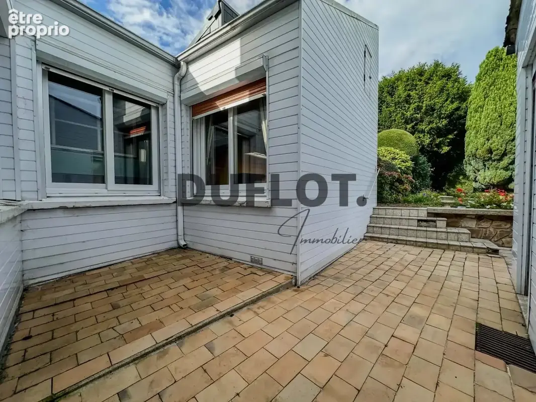 Grande mitoyenne atypique avec 2 grands garages et superbe extérieur - photo 22