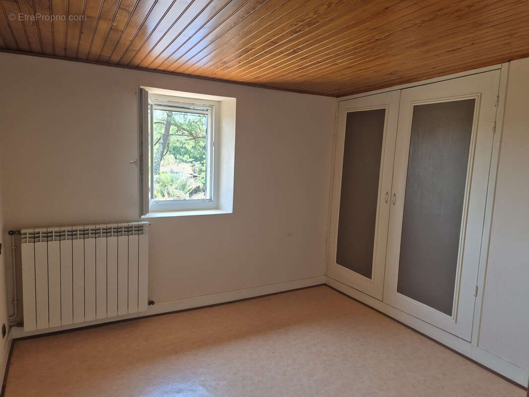 Maison en pierre de 209 m2 avec piscine et dépendances sur un terrain clos de 7075 m2 - photo 11