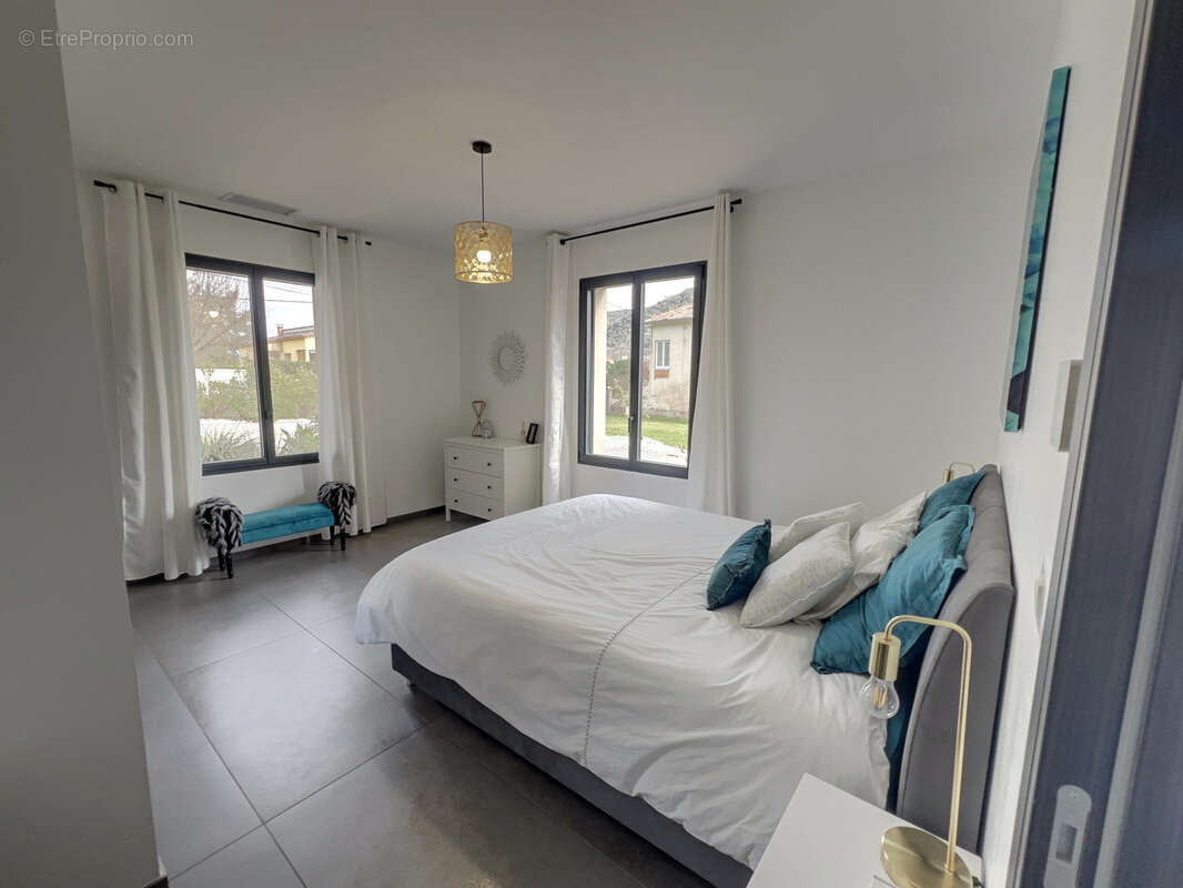 Maison à SAINT-LAURENT-DU-PAPE