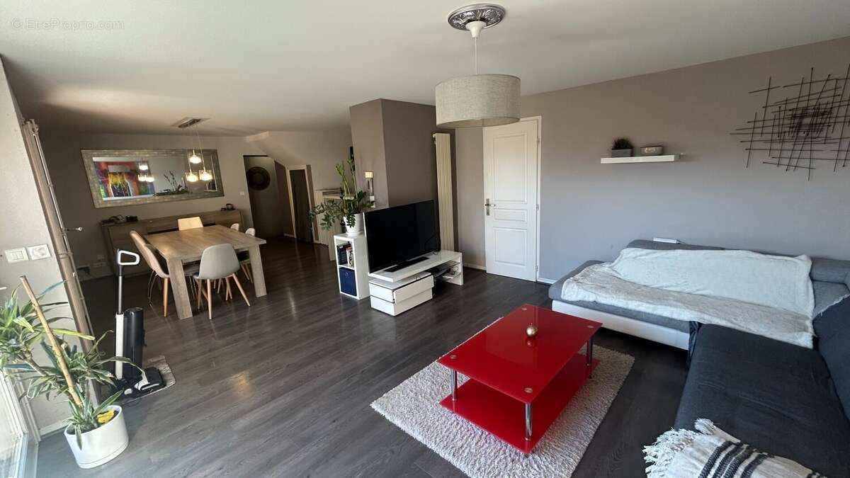 T3 à vendre à Cranves-sales Salon-Salle à Manger - Appartement à CRANVES-SALES