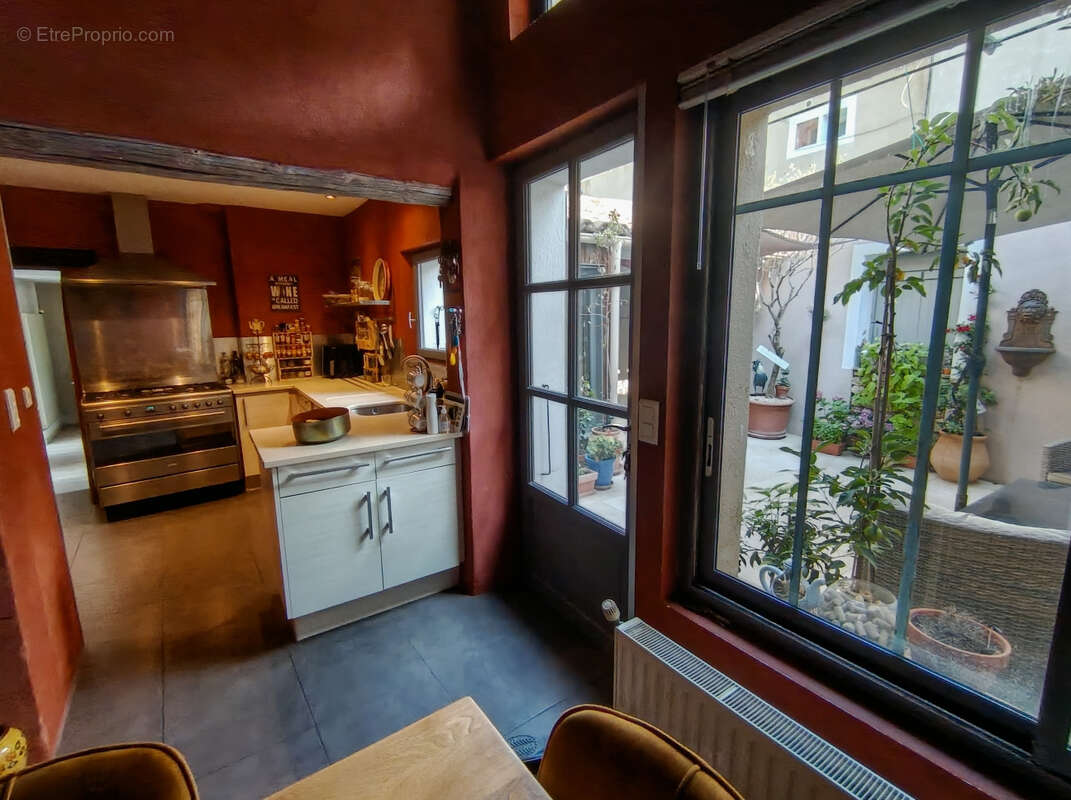 Maison de village de 160 m2  avec cour et terrasse - photo 4