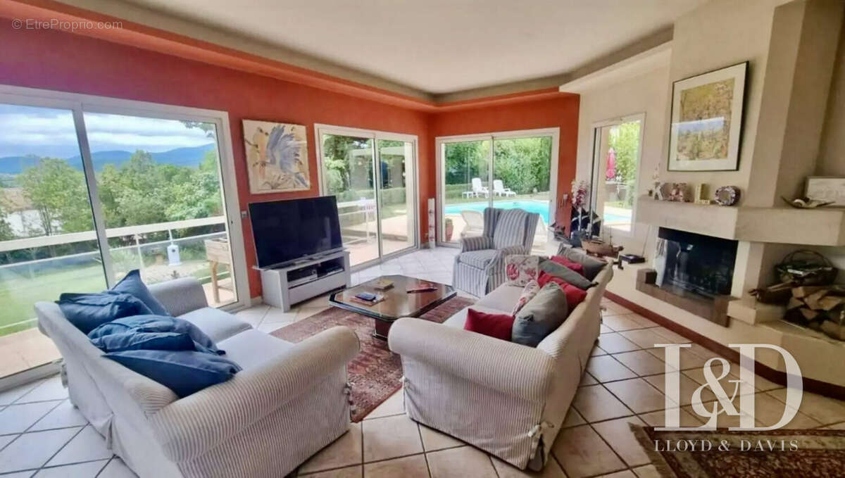 Salon avec cheminée - Maison à VALENCE