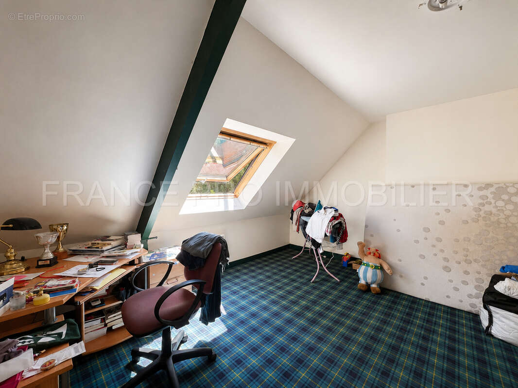 Spacieuse maison familiale de 165 m2 avec 5 chambres, 2 garages et jardin - photo 13