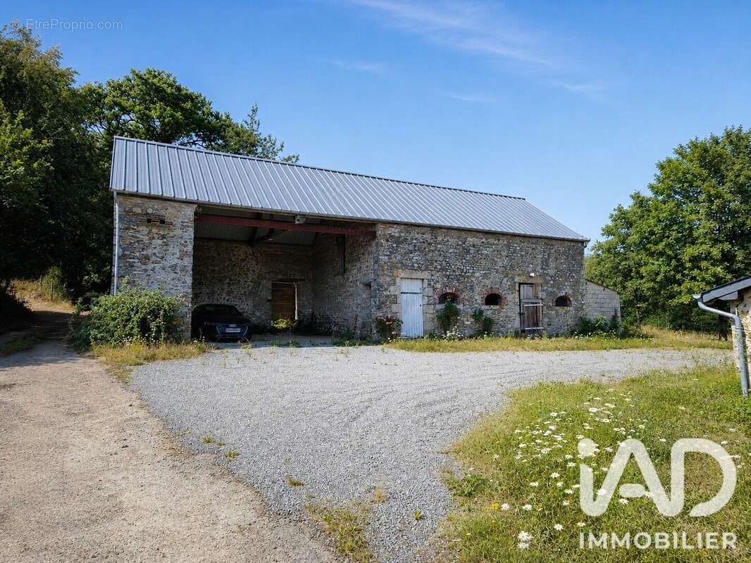 Maison 241 m² à Crennes-Sur-Fraubee  - photo 3