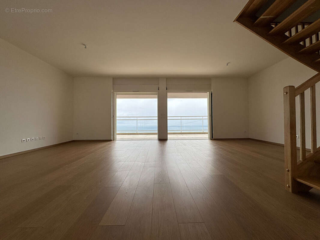 A VENDRE - Bellepierre - Appartement T4 neuf de 173 m2 de surface totale dans une copropriété de standing - photo 2