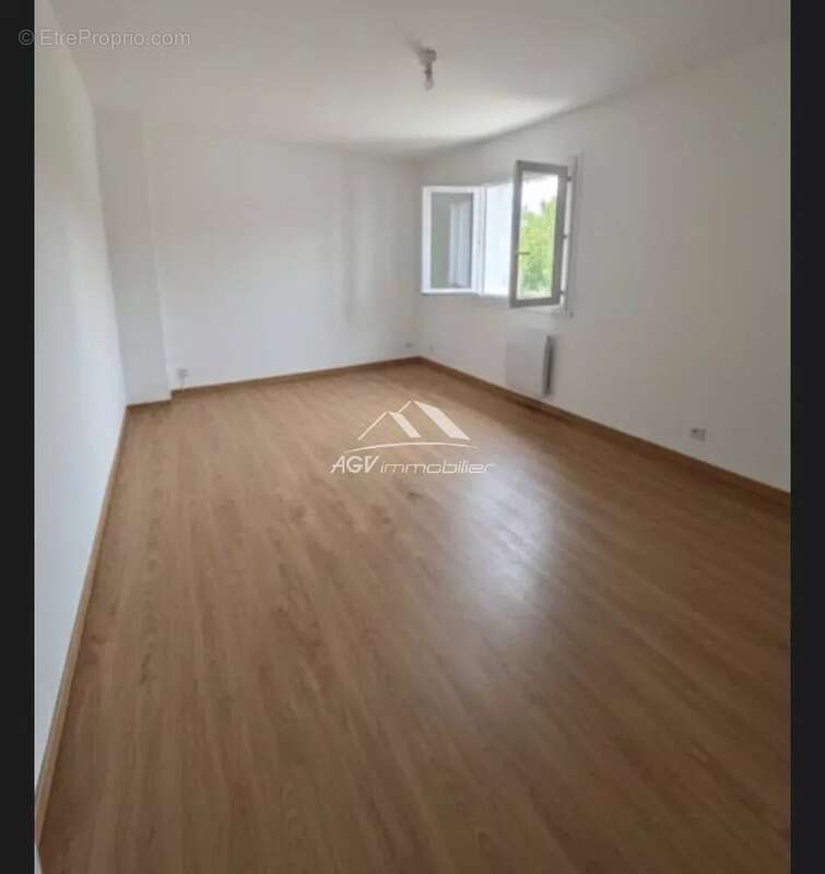 A Saint-Hilaire-De-Brethmas maison avec deux appartements, garage et jardin - photo 11