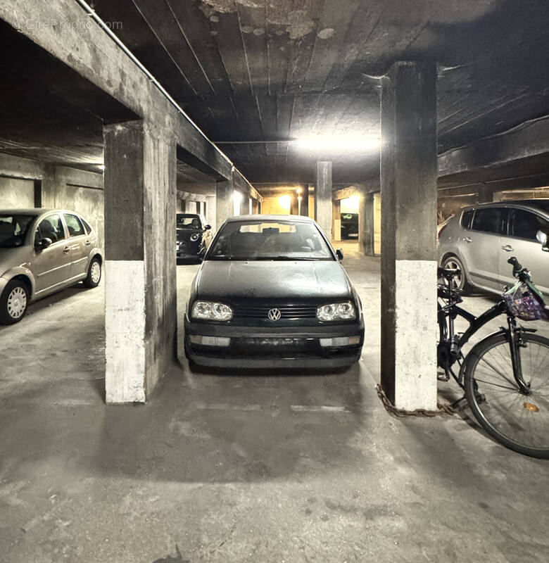 Parking à PARIS-20E