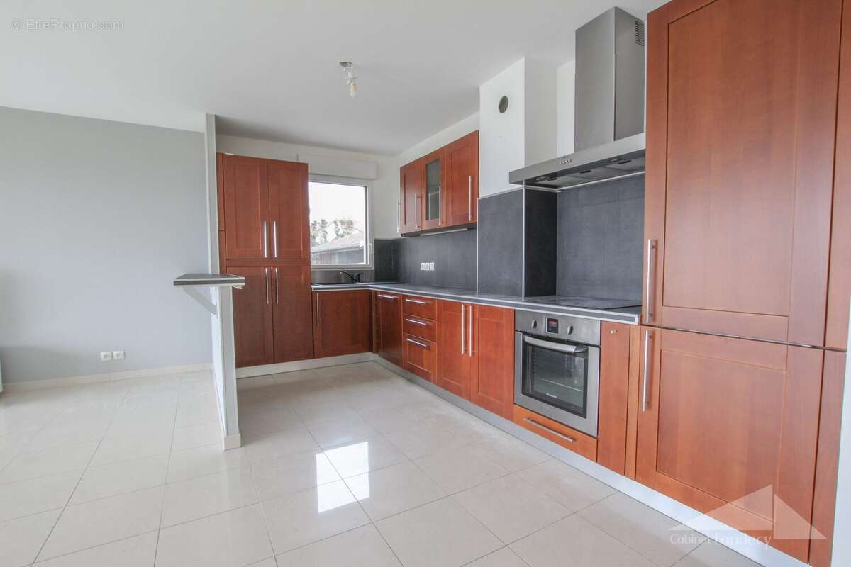 Appartement à PERON