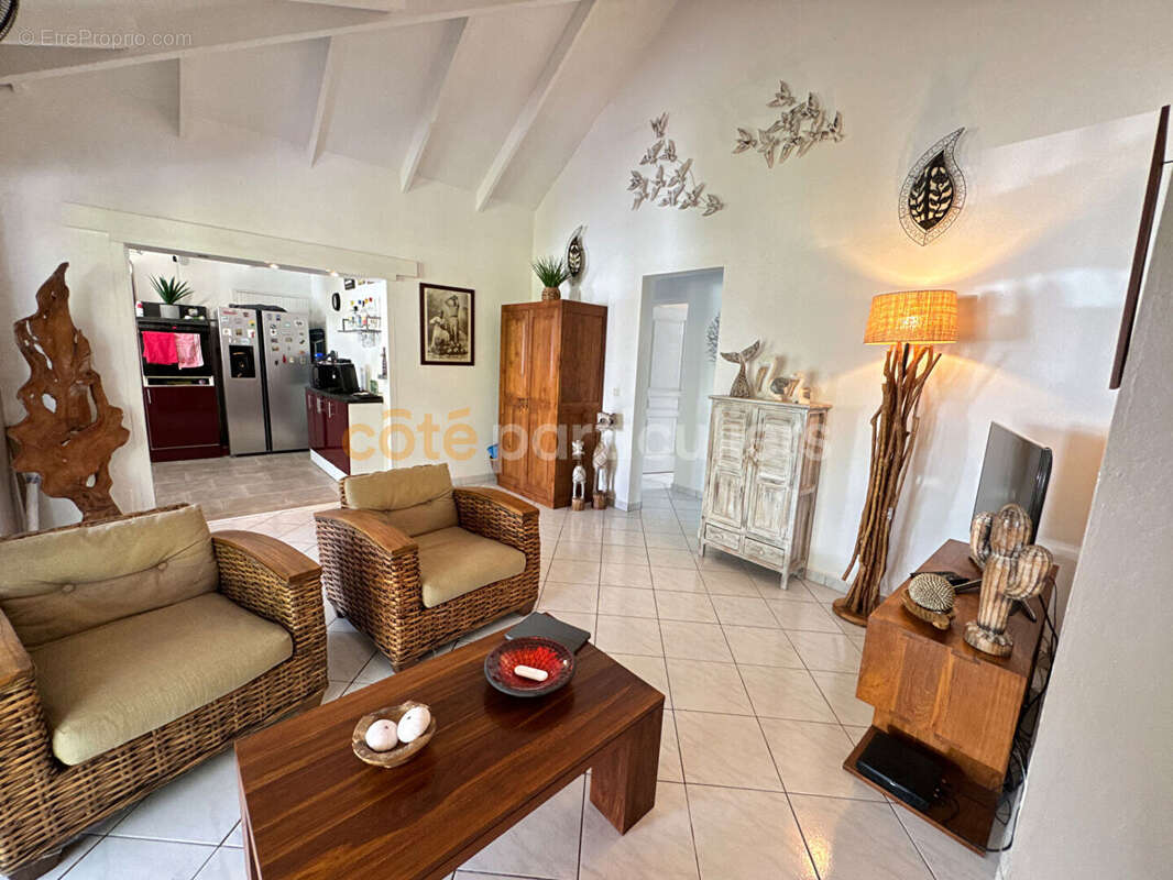 À Vendre - Charmante maisonT4 avec piscine secteur Saint-François - photo 10