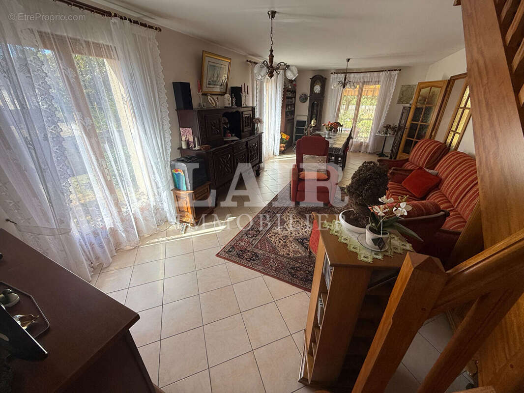 Maison familiale de 165 m² avec jardin, double garage et vie de plain-pied réf: F15552 - photo 4