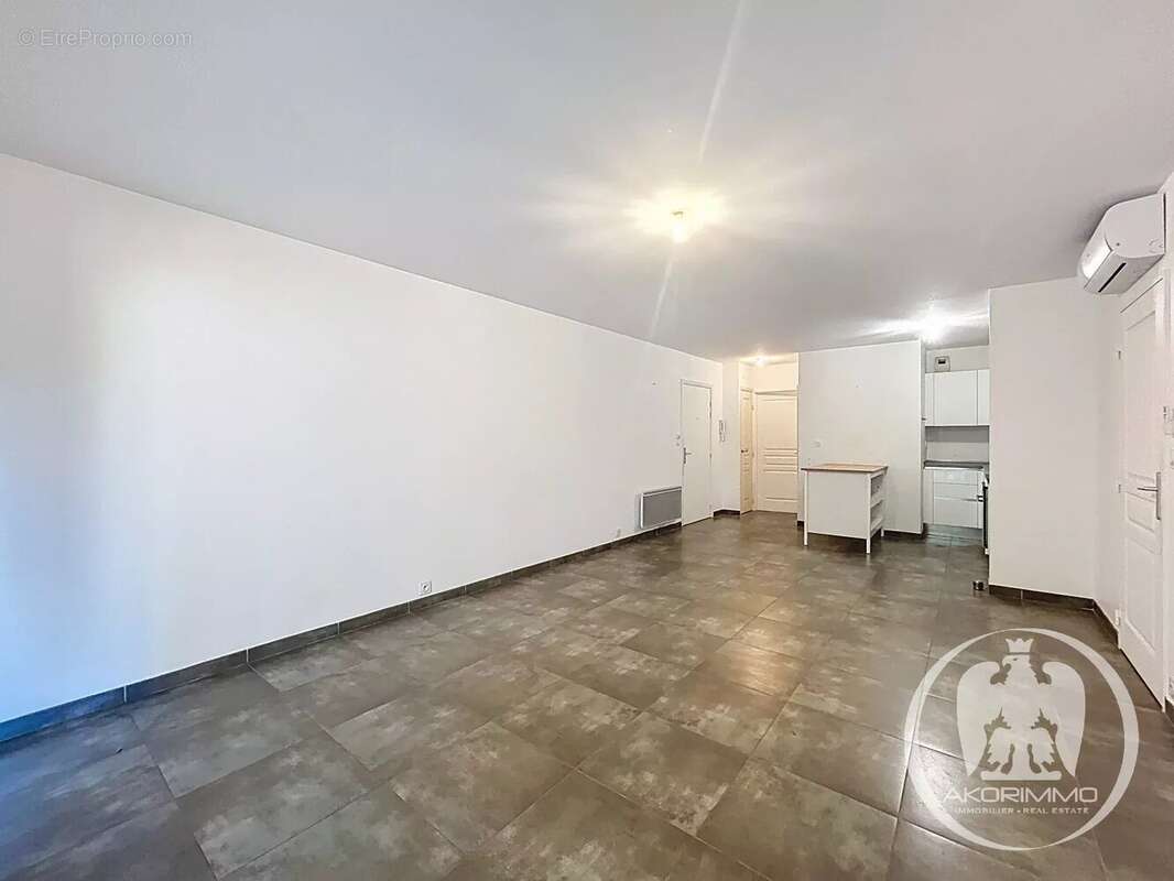 Appartement à SAINT-LAURENT-DU-VAR